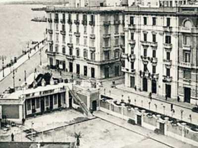 Infatti gli odierni giardini di piazza Eroi del Mare erano completamenti delimitati da un ricco colonnato...